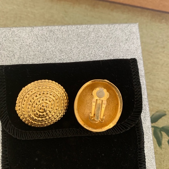 Gold Clip on earrings - Picture 2 of 2